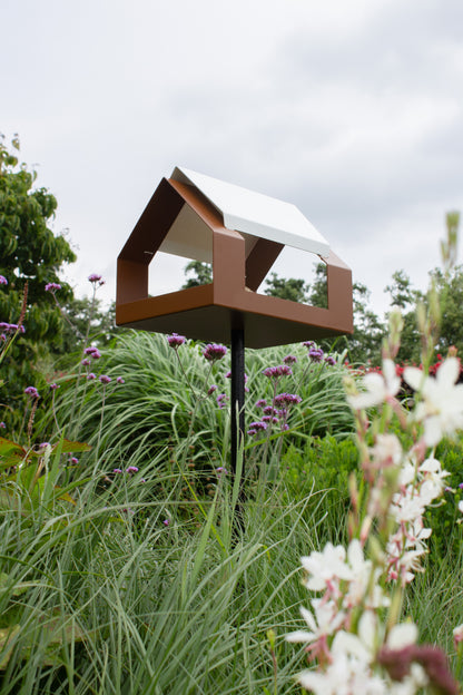 Vogelvoederhuisje op paal 'The Barn'