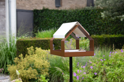 Vogelvoederhuisje op paal 'The Barn'