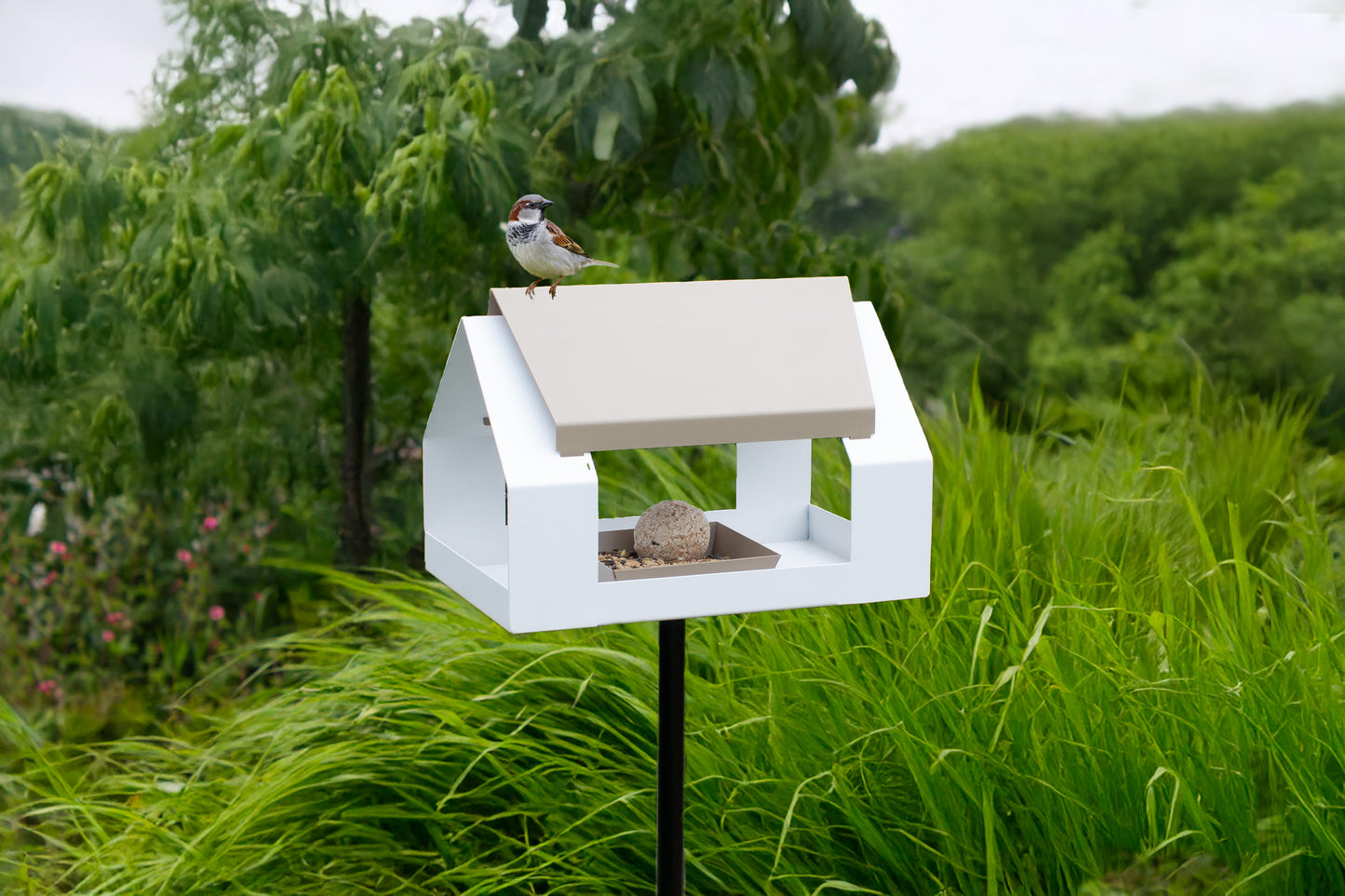 Vogelvoederhuisje op paal 'The Barn'