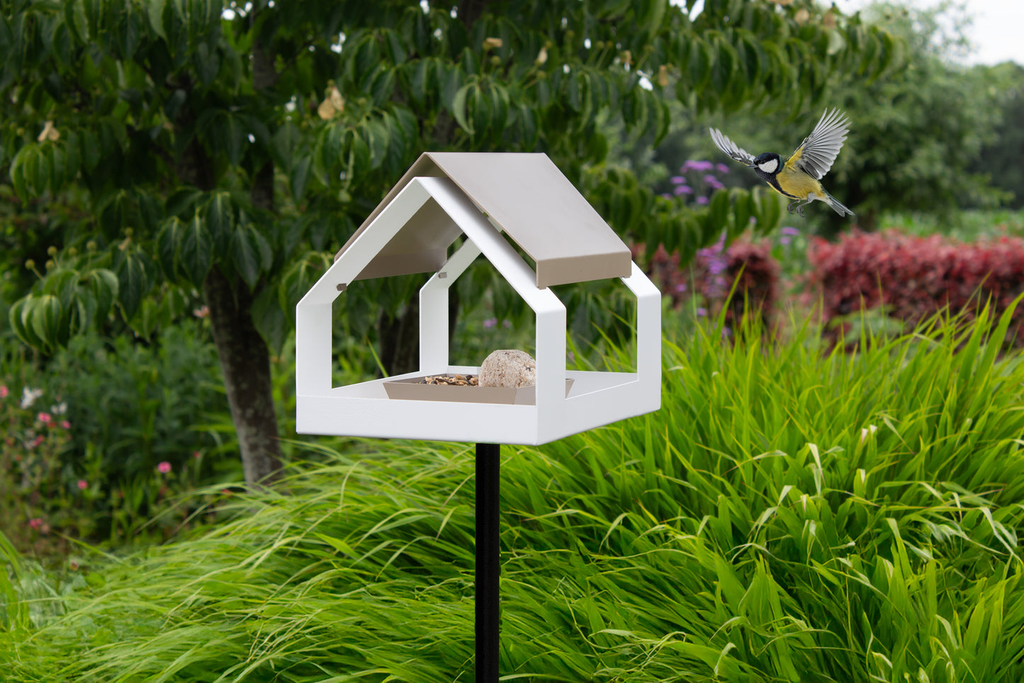 Vogelvoederhuisje op paal 'The Barn'